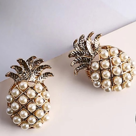 Jewelry - Pineapple pearl stud earrings NWT